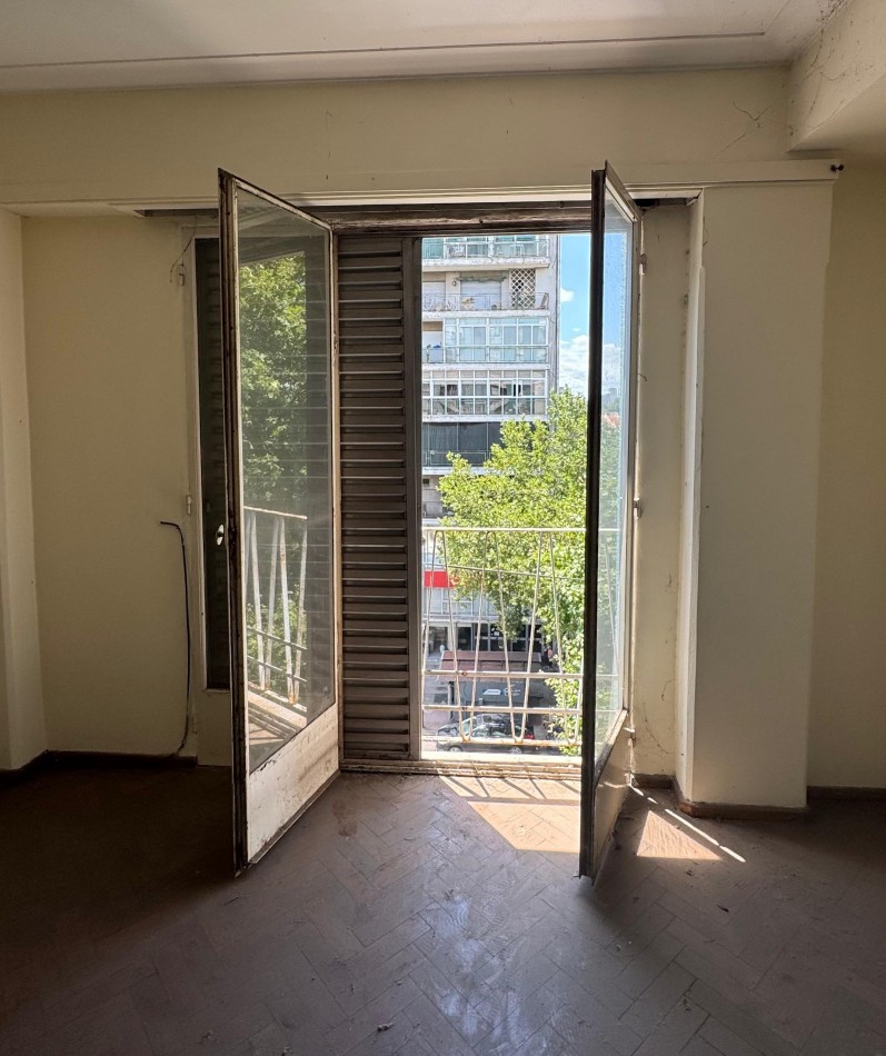VENTA DEPARTAMENTO  2 o 3 DORMITORIOS EN SAN MARTIN Y GARAY a RECICLAR. OPORTUNIDAD DE INVERSION