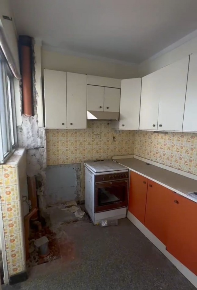 VENTA DEPARTAMENTO  2 o 3 DORMITORIOS EN SAN MARTIN Y GARAY a RECICLAR. OPORTUNIDAD DE INVERSION