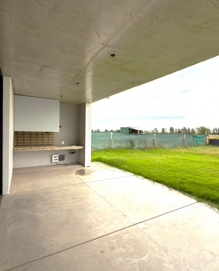 VENTA CASA A ESTRENAR DE 3 DORMITORIOS, 3 BAÑOS, 200M2 CONSTRUIDOS, 800M2 TERRENO