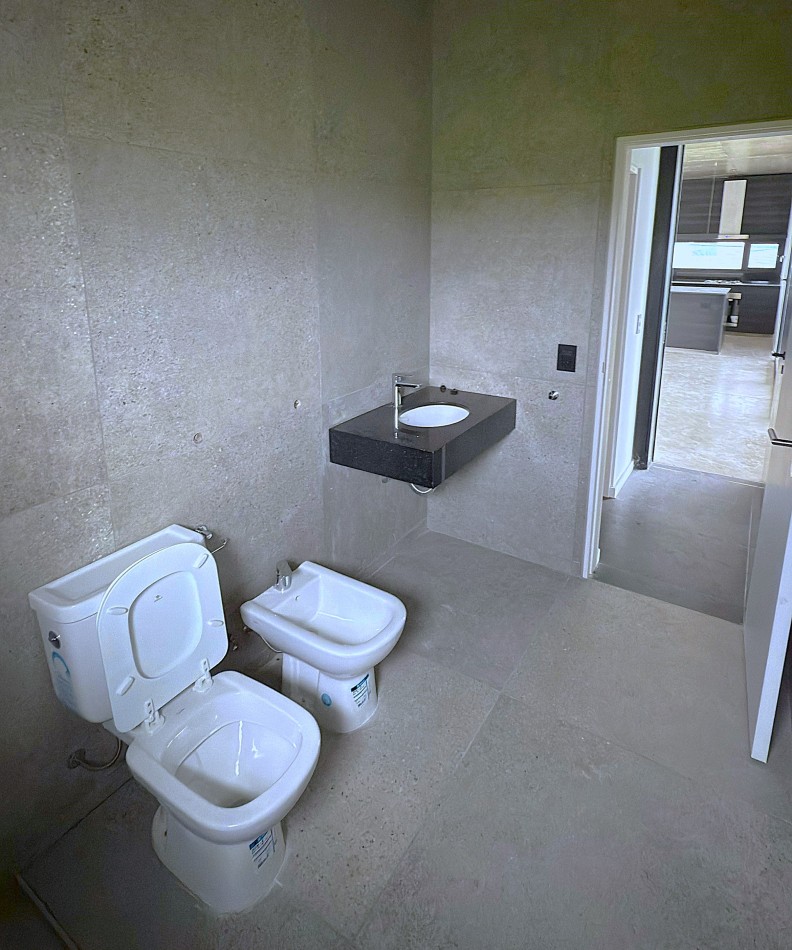 VENTA CASA A ESTRENAR DE 3 DORMITORIOS, 3 BAÑOS, 200M2 CONSTRUIDOS, 800M2 TERRENO