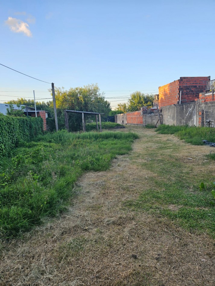 Gran terreno en Fisherton 12.5 x 75 con casa a terminar