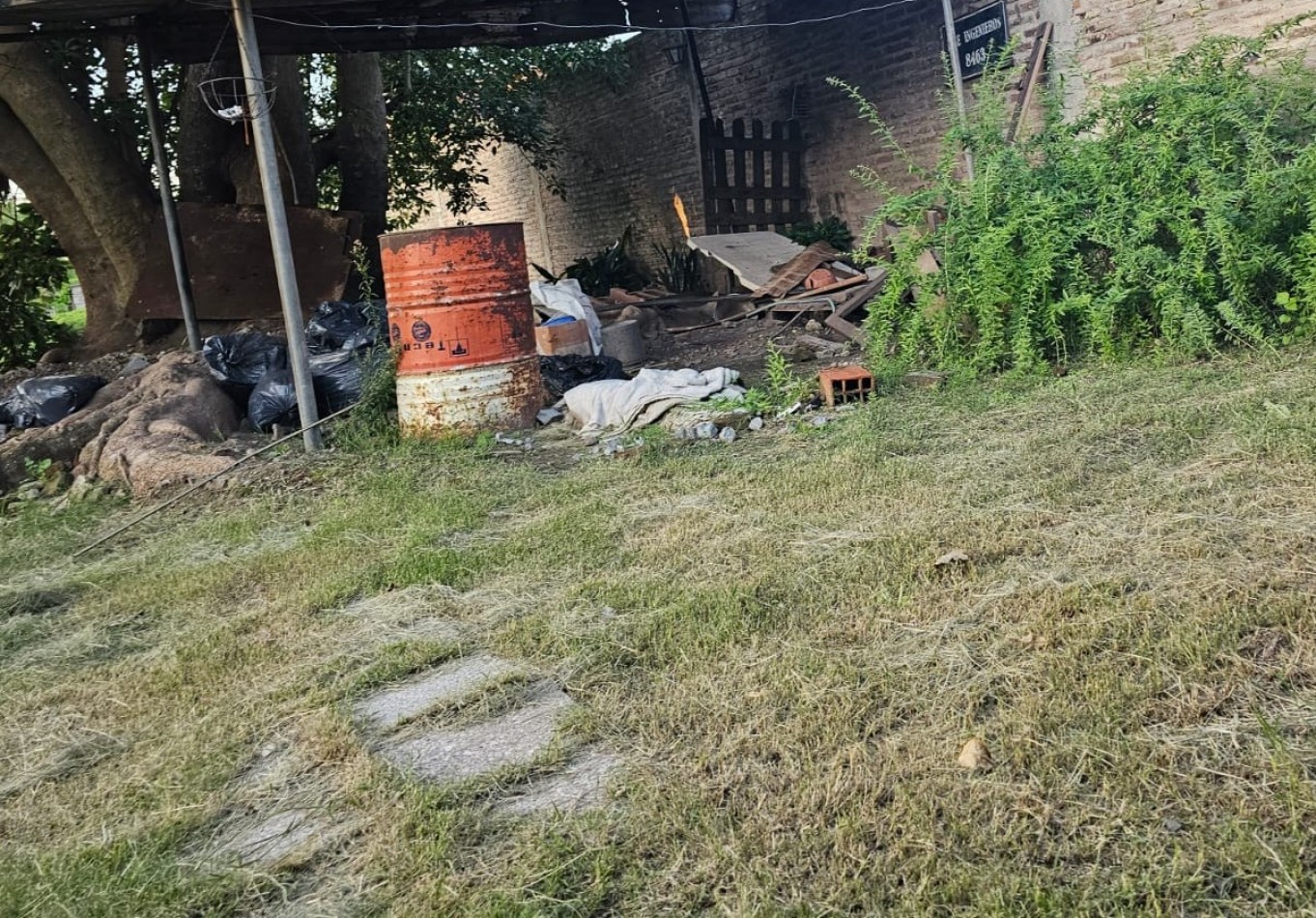 Gran terreno en Fisherton 12.5 x 75 con casa a terminar