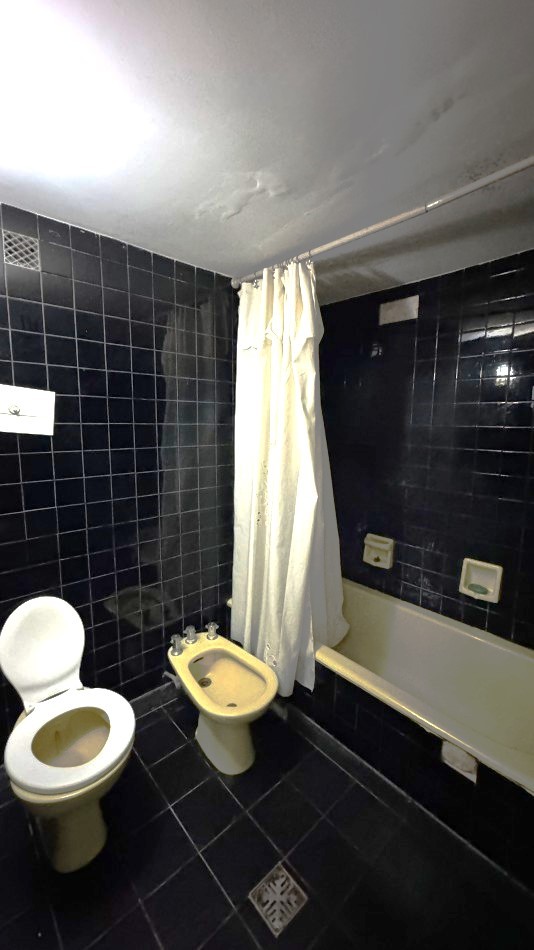 RETASADA CASA 3 DORMITORIOS CON GALPON.LAPRIDA 3034. GALPON y OFICINAS CON INGRESO INDEPENDIENTE