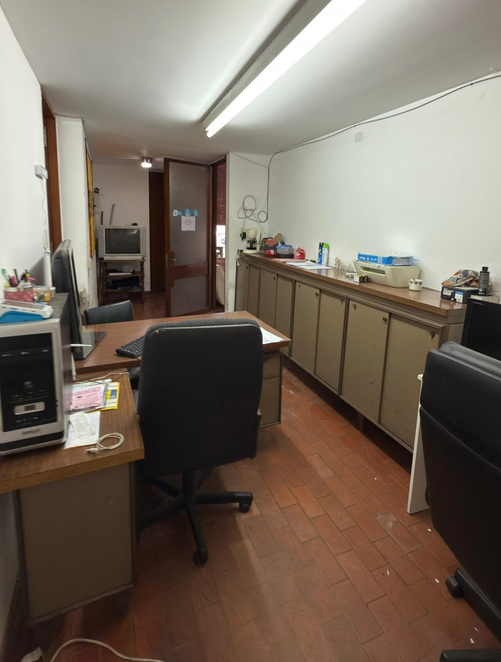 RETASADA CASA 3 DORMITORIOS CON GALPON.LAPRIDA 3034. GALPON y OFICINAS CON INGRESO INDEPENDIENTE