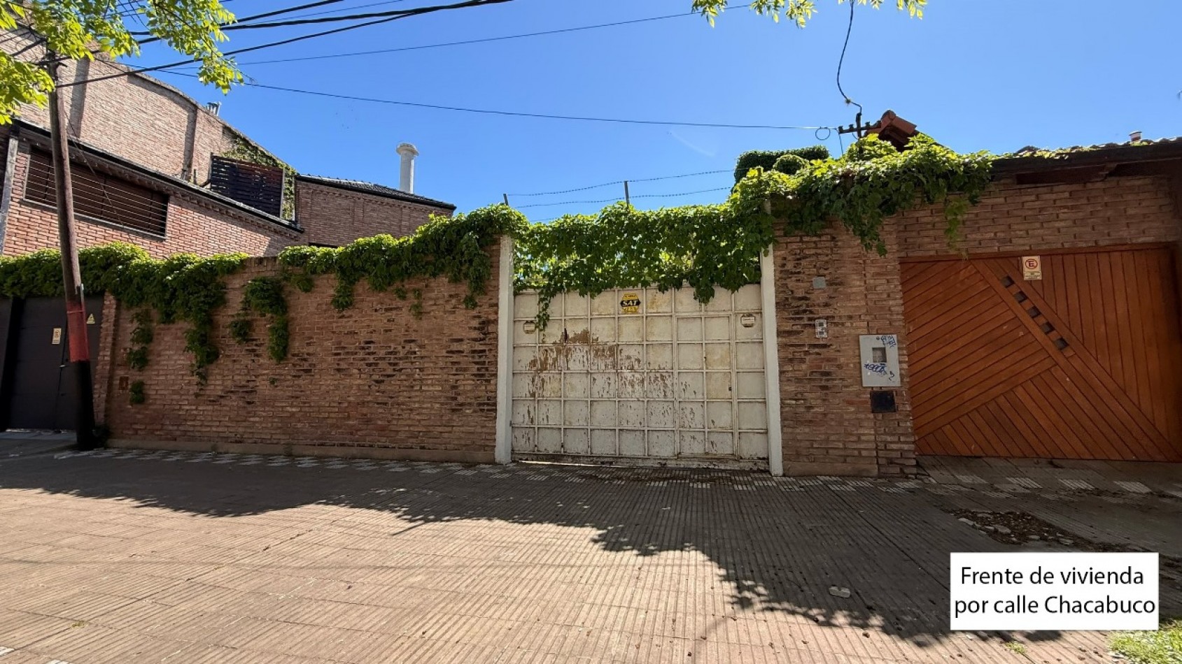 VENDO HERMOSA CASA DISEÑADA POR LOS ARQS. GARESIO-SCAGLIA EN PASCO 13 DE  292m2, 3 DORMITORIOS, 3 BAÑOS, AMPLIOS AMBIENTES, CAVA SUBTERRANEA y AMPLIO JARDIN DE 10 X 22