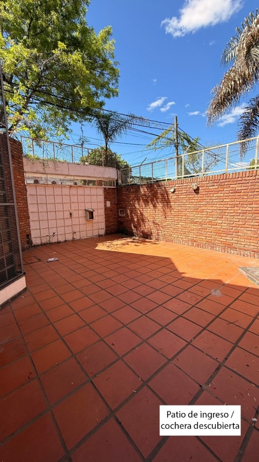 VENDO HERMOSA CASA DISEÑADA POR LOS ARQS. GARESIO-SCAGLIA EN PASCO 13 DE  292m2, 3 DORMITORIOS, 3 BAÑOS, AMPLIOS AMBIENTES, CAVA SUBTERRANEA y AMPLIO JARDIN DE 10 X 22