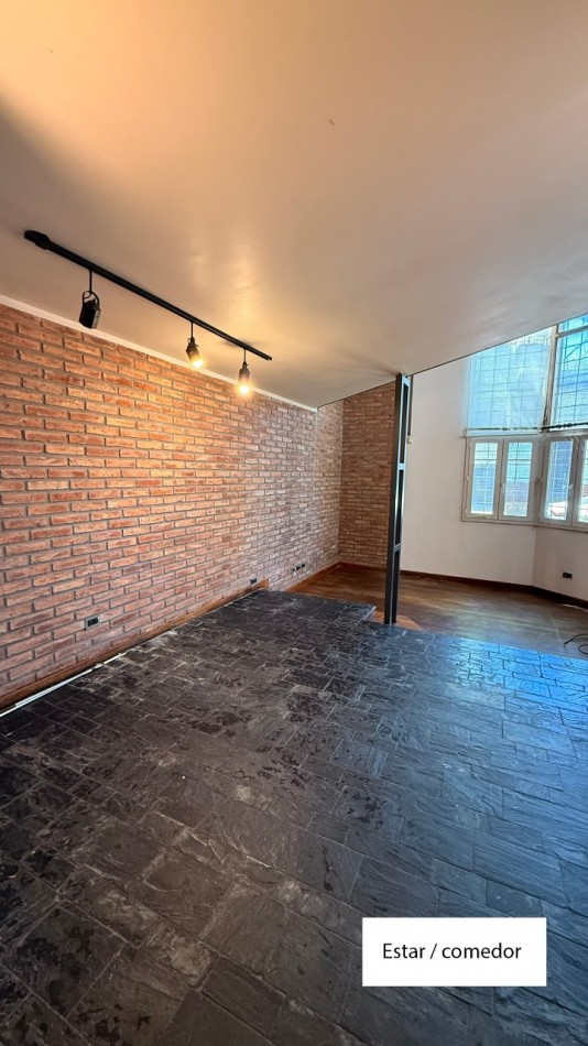 VENDO HERMOSA CASA DISEÑADA POR LOS ARQS. GARESIO-SCAGLIA EN PASCO 13 DE  292m2, 3 DORMITORIOS, 3 BAÑOS, AMPLIOS AMBIENTES, CAVA SUBTERRANEA y AMPLIO JARDIN DE 10 X 22