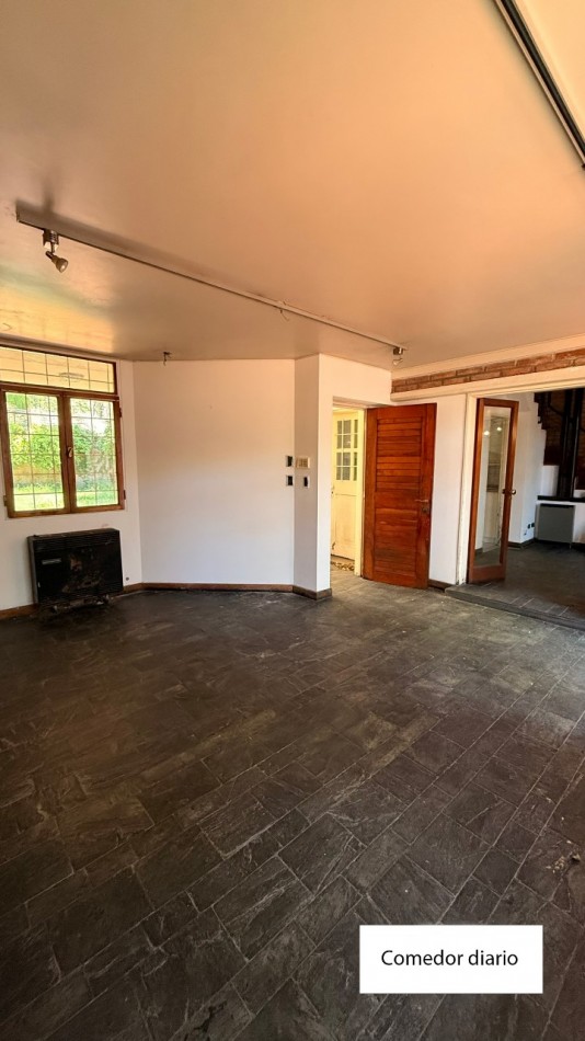 VENDO HERMOSA CASA DISEÑADA POR LOS ARQS. GARESIO-SCAGLIA EN PASCO 13 DE  292m2, 3 DORMITORIOS, 3 BAÑOS, AMPLIOS AMBIENTES, CAVA SUBTERRANEA y AMPLIO JARDIN DE 10 X 22