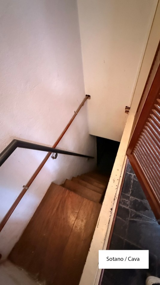 VENDO HERMOSA CASA DISEÑADA POR LOS ARQS. GARESIO-SCAGLIA EN PASCO 13 DE  292m2, 3 DORMITORIOS, 3 BAÑOS, AMPLIOS AMBIENTES, CAVA SUBTERRANEA y AMPLIO JARDIN DE 10 X 22