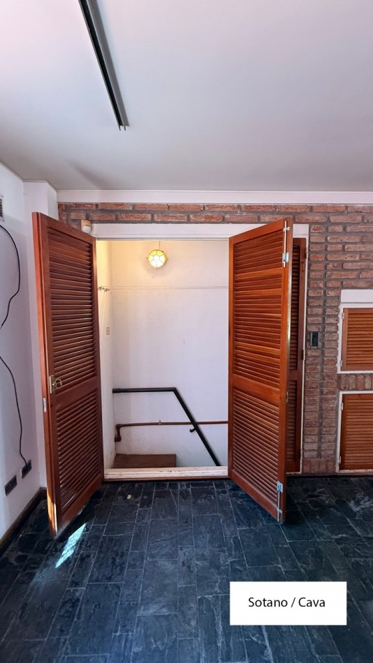 VENDO HERMOSA CASA DISEÑADA POR LOS ARQS. GARESIO-SCAGLIA EN PASCO 13 DE  292m2, 3 DORMITORIOS, 3 BAÑOS, AMPLIOS AMBIENTES, CAVA SUBTERRANEA y AMPLIO JARDIN DE 10 X 22