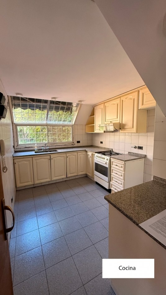 VENDO HERMOSA CASA DISEÑADA POR LOS ARQS. GARESIO-SCAGLIA EN PASCO 13 DE  292m2, 3 DORMITORIOS, 3 BAÑOS, AMPLIOS AMBIENTES, CAVA SUBTERRANEA y AMPLIO JARDIN DE 10 X 22