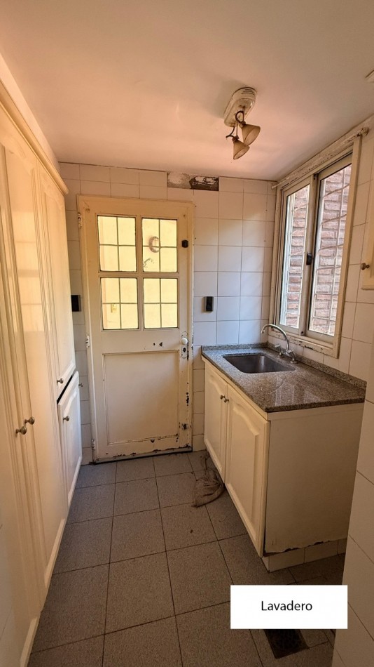 VENDO HERMOSA CASA DISEÑADA POR LOS ARQS. GARESIO-SCAGLIA EN PASCO 13 DE  292m2, 3 DORMITORIOS, 3 BAÑOS, AMPLIOS AMBIENTES, CAVA SUBTERRANEA y AMPLIO JARDIN DE 10 X 22