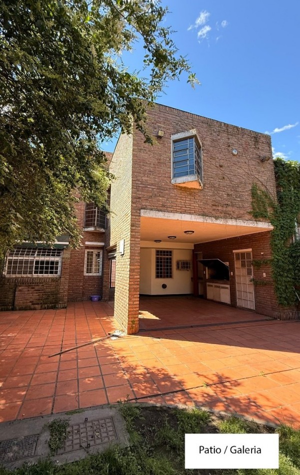 VENDO HERMOSA CASA DISEÑADA POR LOS ARQS. GARESIO-SCAGLIA EN PASCO 13 DE  292m2, 3 DORMITORIOS, 3 BAÑOS, AMPLIOS AMBIENTES, CAVA SUBTERRANEA y AMPLIO JARDIN DE 10 X 22