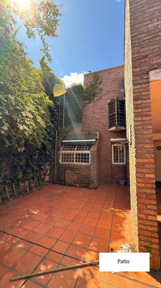 VENDO HERMOSA CASA DISEÑADA POR LOS ARQS. GARESIO-SCAGLIA EN PASCO 13 DE  292m2, 3 DORMITORIOS, 3 BAÑOS, AMPLIOS AMBIENTES, CAVA SUBTERRANEA y AMPLIO JARDIN DE 10 X 22