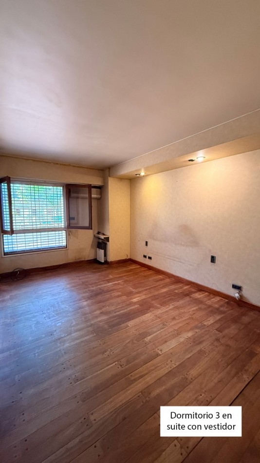 VENDO HERMOSA CASA DISEÑADA POR LOS ARQS. GARESIO-SCAGLIA EN PASCO 13 DE  292m2, 3 DORMITORIOS, 3 BAÑOS, AMPLIOS AMBIENTES, CAVA SUBTERRANEA y AMPLIO JARDIN DE 10 X 22