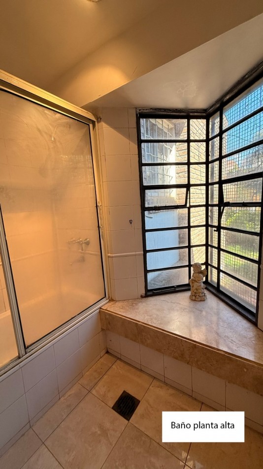 VENDO HERMOSA CASA DISEÑADA POR LOS ARQS. GARESIO-SCAGLIA EN PASCO 13 DE  292m2, 3 DORMITORIOS, 3 BAÑOS, AMPLIOS AMBIENTES, CAVA SUBTERRANEA y AMPLIO JARDIN DE 10 X 22