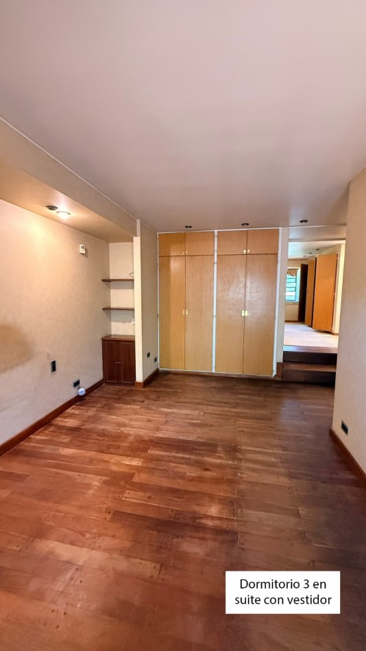 VENDO HERMOSA CASA DISEÑADA POR LOS ARQS. GARESIO-SCAGLIA EN PASCO 13 DE  292m2, 3 DORMITORIOS, 3 BAÑOS, AMPLIOS AMBIENTES, CAVA SUBTERRANEA y AMPLIO JARDIN DE 10 X 22