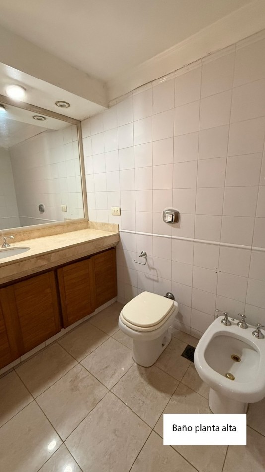 VENDO HERMOSA CASA DISEÑADA POR LOS ARQS. GARESIO-SCAGLIA EN PASCO 13 DE  292m2, 3 DORMITORIOS, 3 BAÑOS, AMPLIOS AMBIENTES, CAVA SUBTERRANEA y AMPLIO JARDIN DE 10 X 22