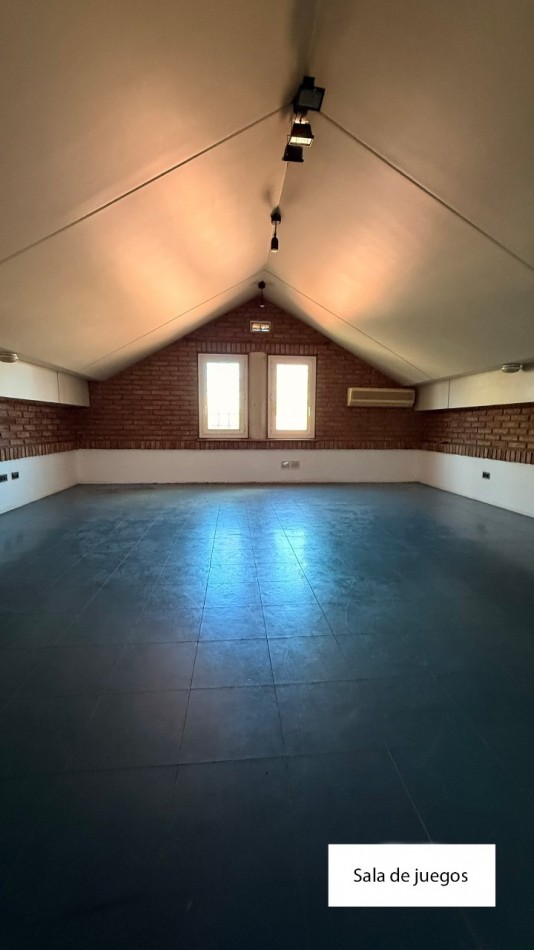 VENDO HERMOSA CASA DISEÑADA POR LOS ARQS. GARESIO-SCAGLIA EN PASCO 13 DE  292m2, 3 DORMITORIOS, 3 BAÑOS, AMPLIOS AMBIENTES, CAVA SUBTERRANEA y AMPLIO JARDIN DE 10 X 22