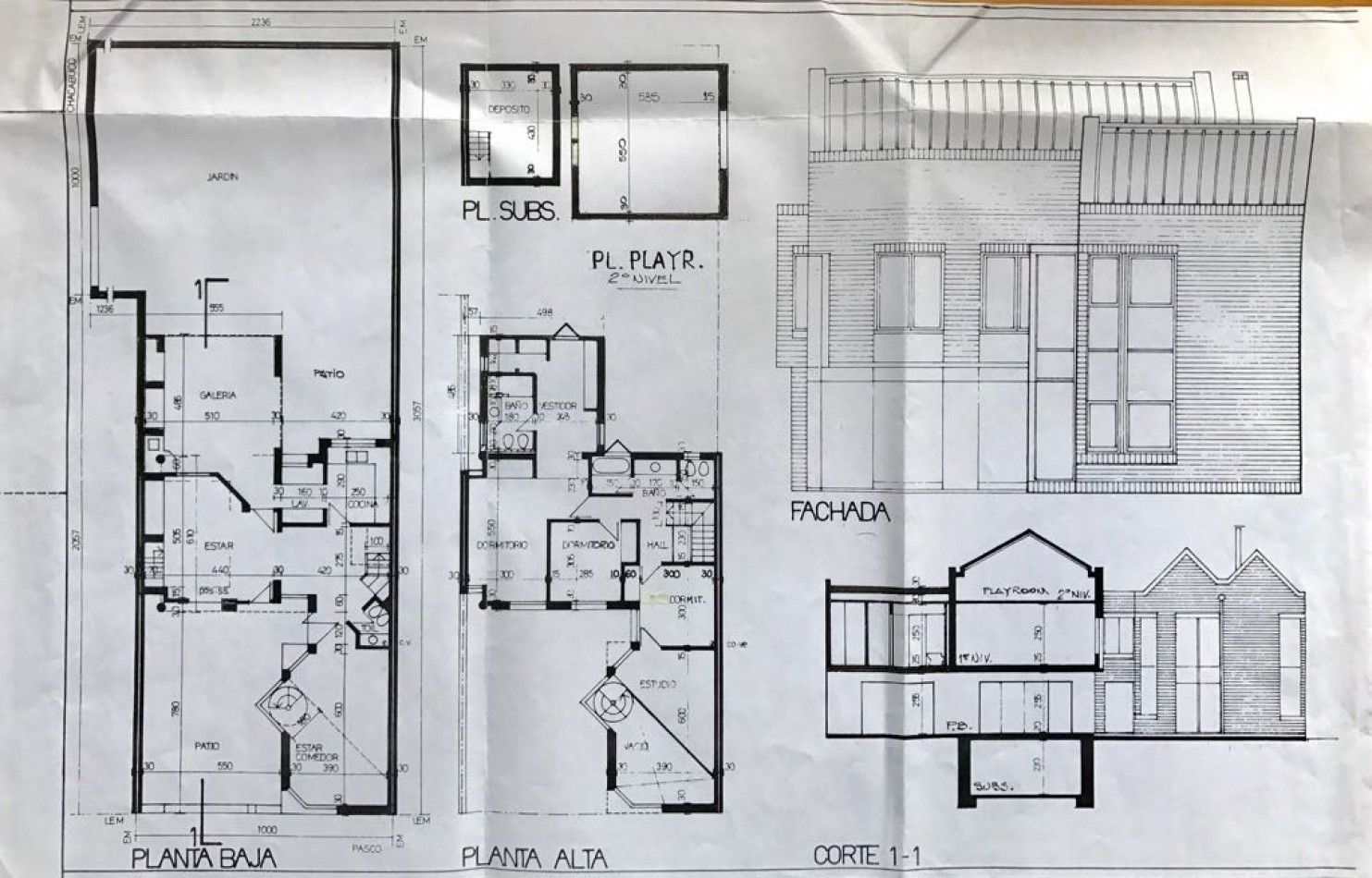 VENDO HERMOSA CASA DISEÑADA POR LOS ARQS. GARESIO-SCAGLIA EN PASCO 13 DE  292m2, 3 DORMITORIOS, 3 BAÑOS, AMPLIOS AMBIENTES, CAVA SUBTERRANEA y AMPLIO JARDIN DE 10 X 22