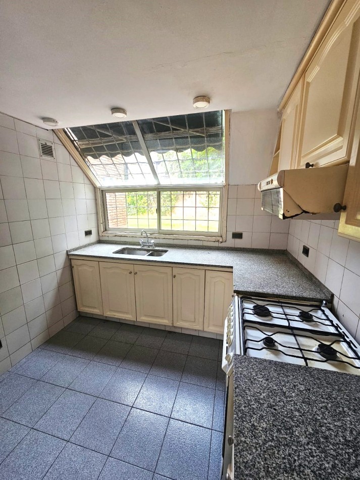 VENDO HERMOSA CASA DISEÑADA POR LOS ARQS. GARESIO-SCAGLIA EN PASCO 13 DE  292m2, 3 DORMITORIOS, 3 BAÑOS, AMPLIOS AMBIENTES, CAVA SUBTERRANEA y AMPLIO JARDIN DE 10 X 22