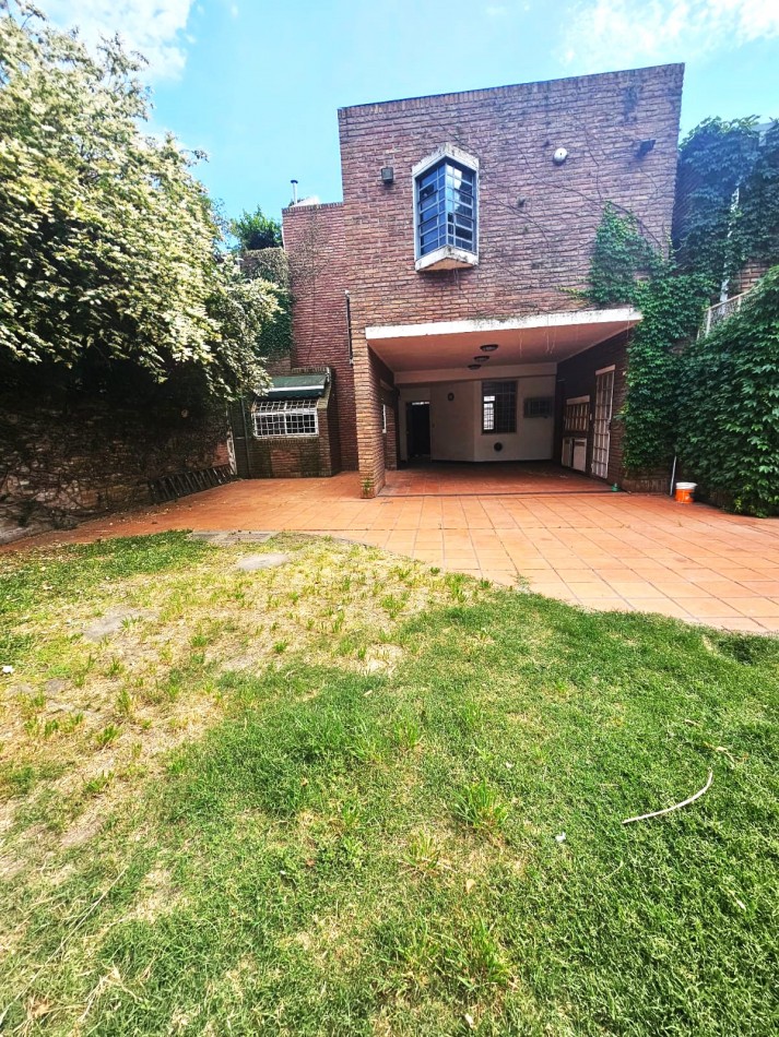 VENDO HERMOSA CASA DISEÑADA POR LOS ARQS. GARESIO-SCAGLIA EN PASCO 13 DE  292m2, 3 DORMITORIOS, 3 BAÑOS, AMPLIOS AMBIENTES, CAVA SUBTERRANEA y AMPLIO JARDIN DE 10 X 22