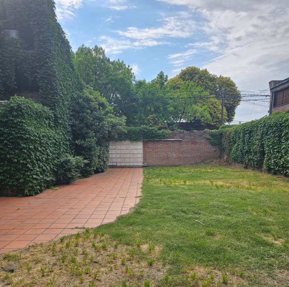 VENDO HERMOSA CASA DISEÑADA POR LOS ARQS. GARESIO-SCAGLIA EN PASCO 13 DE  292m2, 3 DORMITORIOS, 3 BAÑOS, AMPLIOS AMBIENTES, CAVA SUBTERRANEA y AMPLIO JARDIN DE 10 X 22