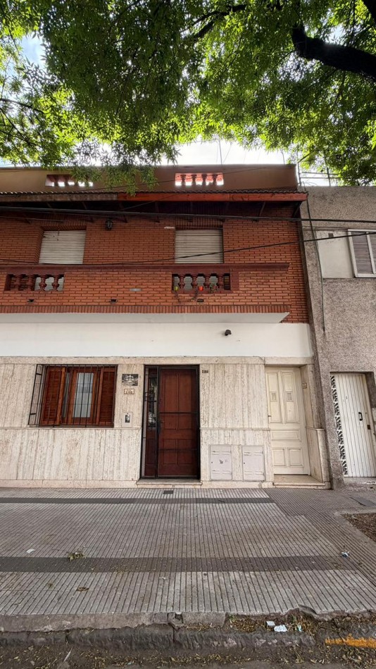 Casa en planta baja en PH 3 dormitorios, terraza con parrillero. Posibilidad de uso comercial/profesional. Opcion de ALQUILER