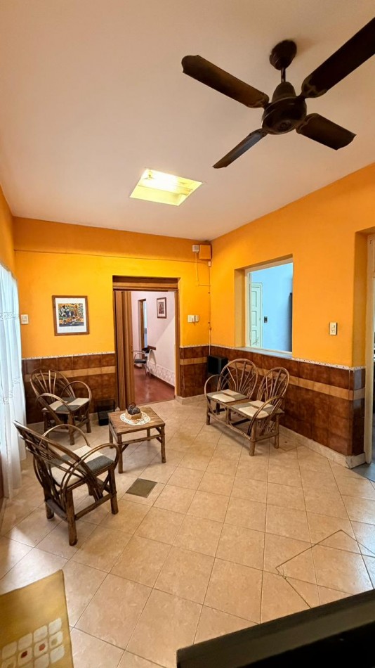 Casa en planta baja en PH 3 dormitorios, terraza con parrillero. Posibilidad de uso comercial/profesional. Opcion de ALQUILER