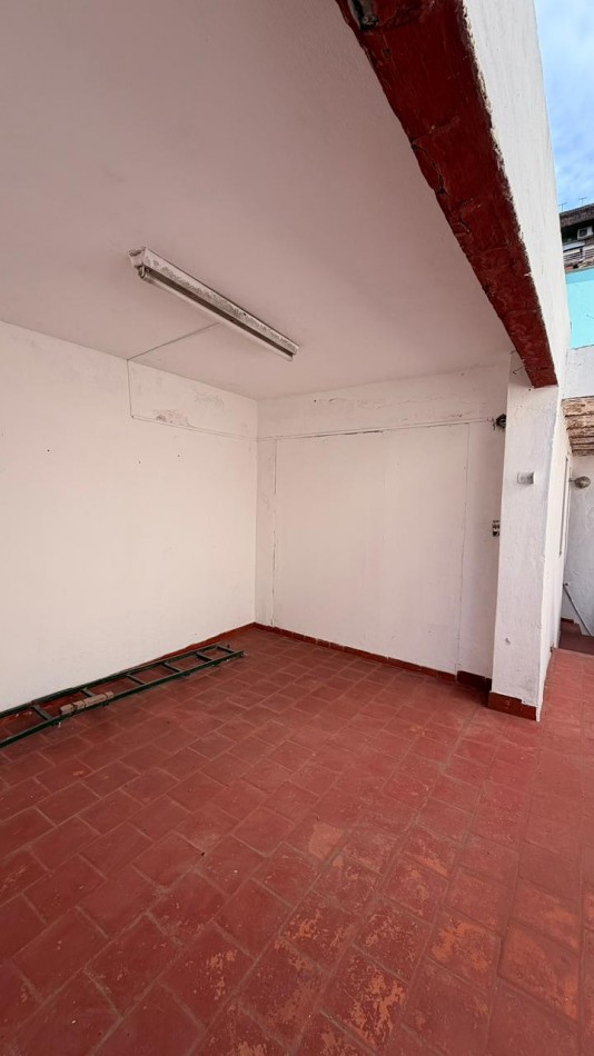 Casa en planta baja en PH 3 dormitorios, terraza con parrillero. Posibilidad de uso comercial/profesional. Opcion de ALQUILER