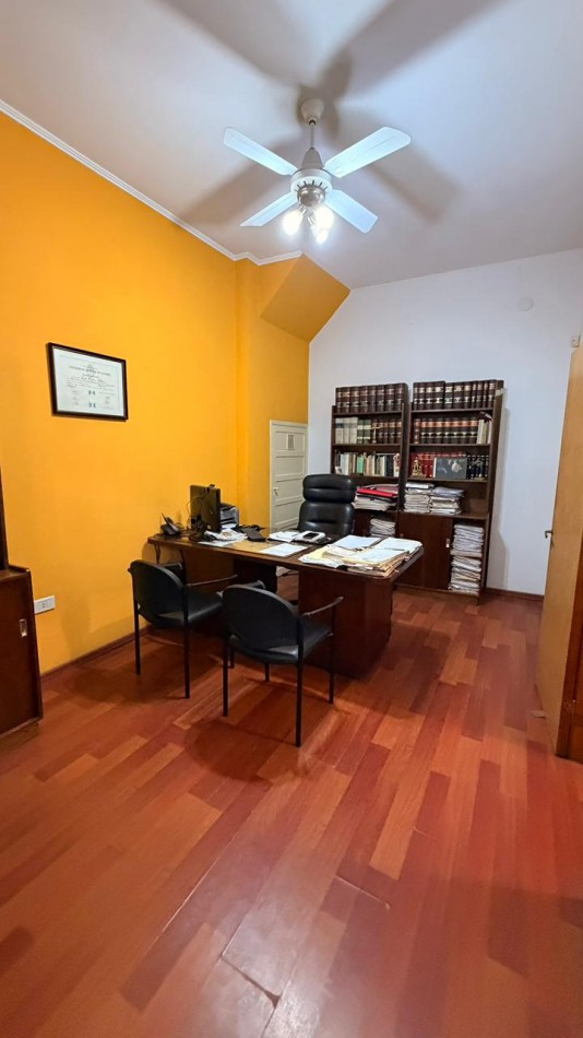 Casa en planta baja en PH 3 dormitorios, terraza con parrillero. Posibilidad de uso comercial/profesional. Opcion de ALQUILER