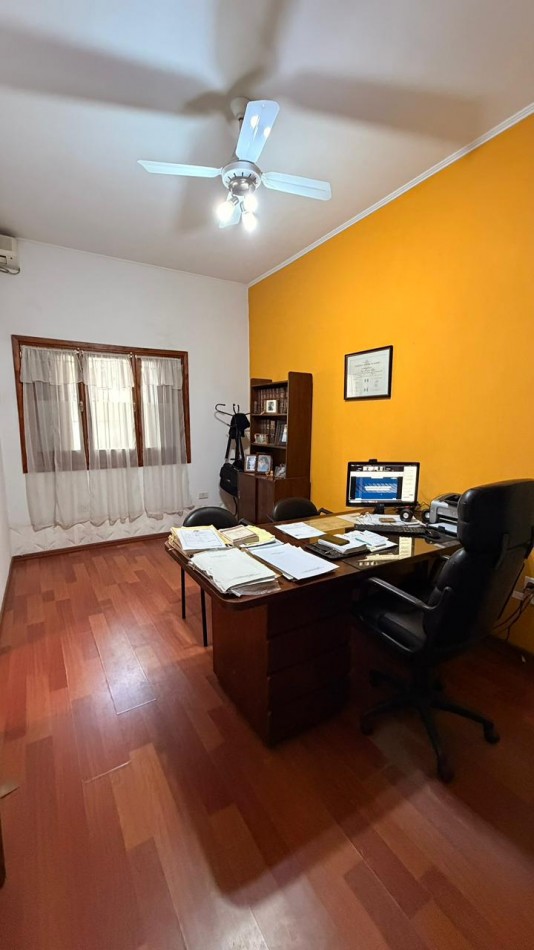 Casa en planta baja en PH 3 dormitorios, terraza con parrillero. Posibilidad de uso comercial/profesional. Opcion de ALQUILER