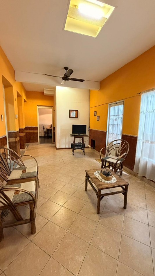 Casa en planta baja en PH 3 dormitorios, terraza con parrillero. Posibilidad de uso comercial/profesional. Opcion de ALQUILER