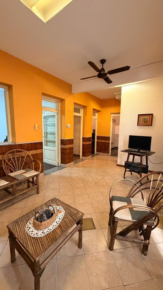 Casa en planta baja en PH 3 dormitorios, terraza con parrillero. Posibilidad de uso comercial/profesional. Opcion de ALQUILER