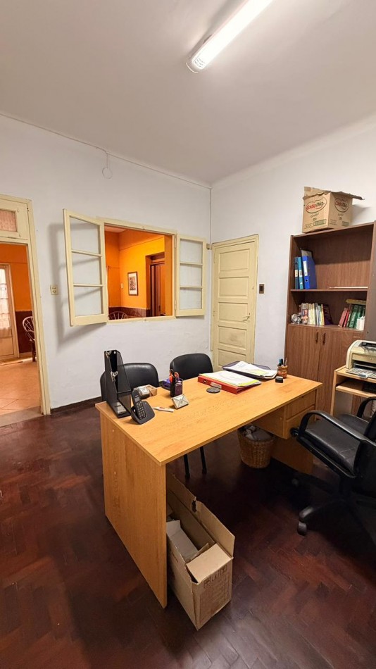 Casa en planta baja en PH 3 dormitorios, terraza con parrillero. Posibilidad de uso comercial/profesional. Opcion de ALQUILER