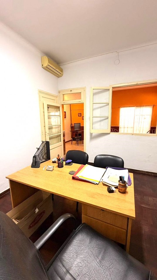 Casa en planta baja en PH 3 dormitorios, terraza con parrillero. Posibilidad de uso comercial/profesional. Opcion de ALQUILER