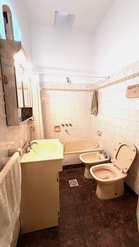 Casa en planta baja en PH 3 dormitorios, terraza con parrillero. Posibilidad de uso comercial/profesional. Opcion de ALQUILER