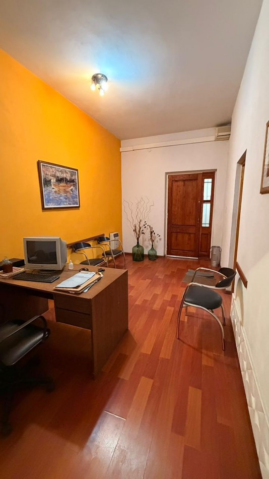 Casa en planta baja en PH 3 dormitorios, terraza con parrillero. Posibilidad de uso comercial/profesional. Opcion de ALQUILER