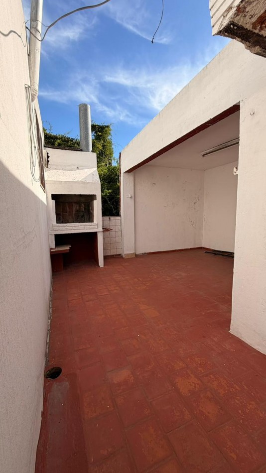 Casa en planta baja en PH 3 dormitorios, terraza con parrillero. Posibilidad de uso comercial/profesional. Opcion de ALQUILER