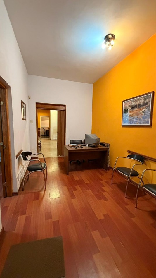 Casa en planta baja en PH 3 dormitorios, terraza con parrillero. Posibilidad de uso comercial/profesional. Opcion de ALQUILER