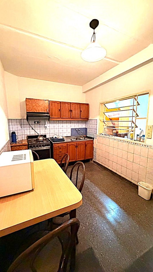 Casa en planta baja en PH 3 dormitorios, terraza con parrillero. Posibilidad de uso comercial/profesional. Opcion de ALQUILER