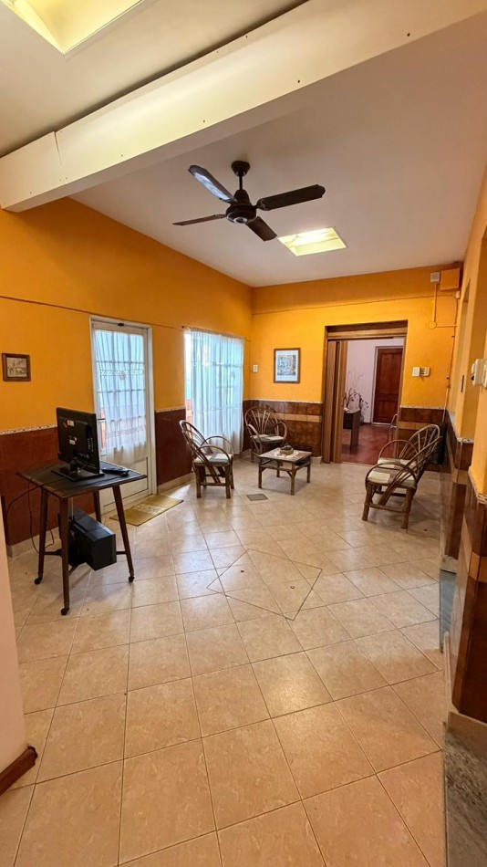 Casa en planta baja en PH 3 dormitorios, terraza con parrillero. Posibilidad de uso comercial/profesional. Opcion de ALQUILER