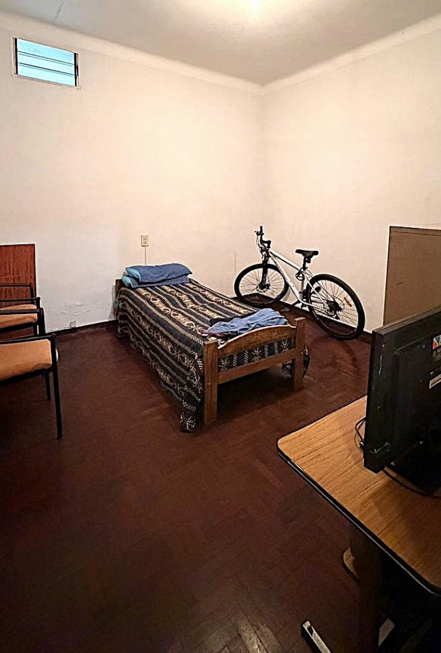 Casa en planta baja en PH 3 dormitorios, terraza con parrillero. Posibilidad de uso comercial/profesional. Opcion de ALQUILER