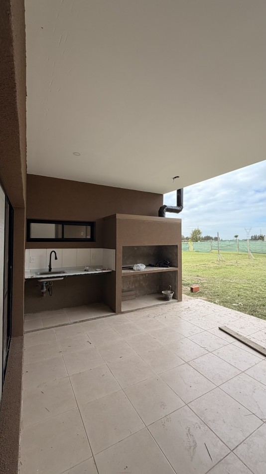 Casa en Los Pasos Puente (Barrio 4): Diseño, Comodidad y Ubicacion Premium!