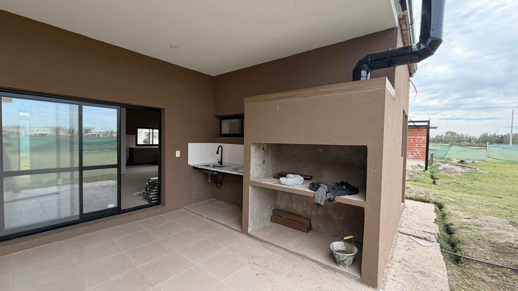 Casa en Los Pasos Puente (Barrio 4): Diseño, Comodidad y Ubicacion Premium!