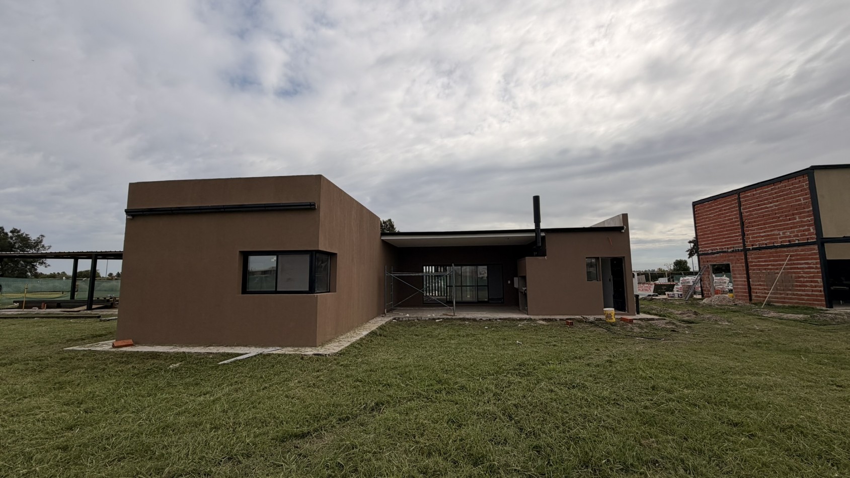 Casa en Los Pasos Puente (Barrio 4): Diseño, Comodidad y Ubicacion Premium!