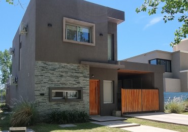 Retasado. Venta EXCELENTE casa barrio Country Los Pasos del Jockey 3 dormitorios. 1 dorm. en planta baja con baño en suite