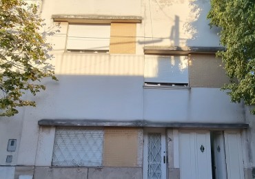 CASA 3 DORMITORIOS EN BARRIO SARMIENTO CON GARAGE Y PATIO