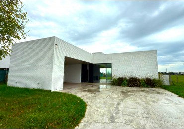 VENTA CASA A ESTRENAR DE 3 DORMITORIOS, 3 BAÑOS, 200M2 CONSTRUIDOS, 800M2 TERRENO