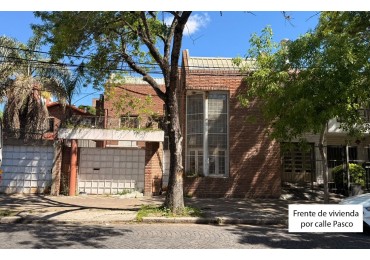 VENDO HERMOSA CASA DISEÑADA POR LOS ARQS. GARESIO-SCAGLIA EN PASCO 13 DE  292m2, 3 DORMITORIOS, 3 BAÑOS, AMPLIOS AMBIENTES, CAVA SUBTERRANEA y AMPLIO JARDIN DE 10 X 22